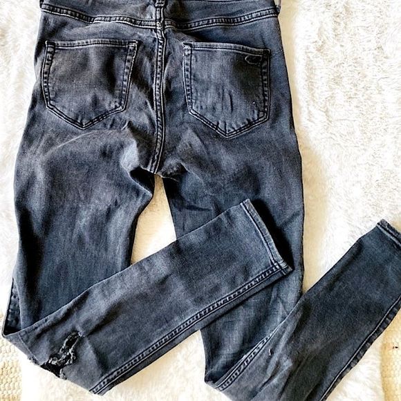 Hollister Grey Distressed High Rise Jean Leggings SZ 26 Factory Holes in Knees - Picture 2 of 5